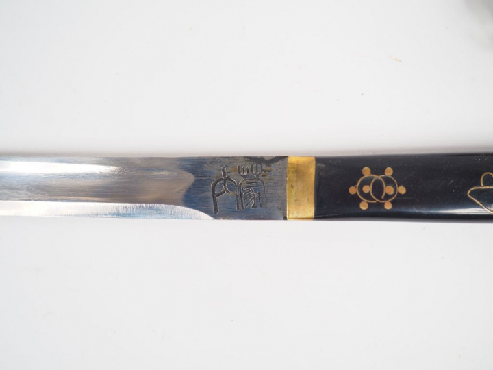 Lot de 7 armes blanches diverses dont un poignard de bras touareg, une