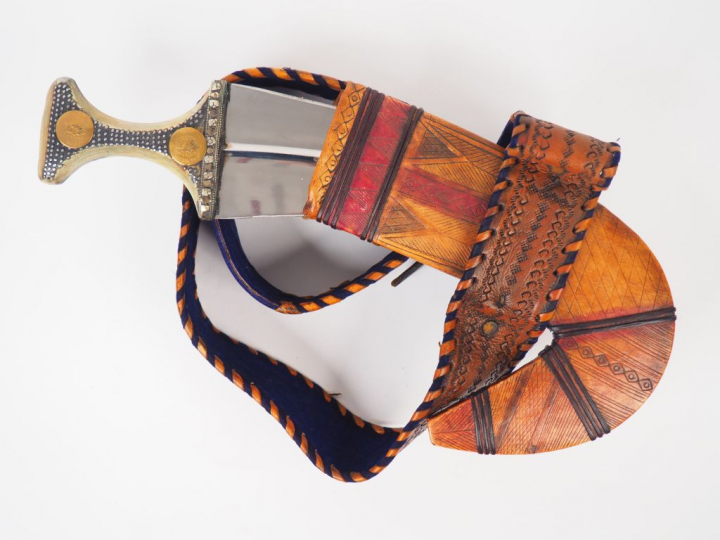 Grande Djambaya moderne du golfe persique poignée corne blonde avec sa