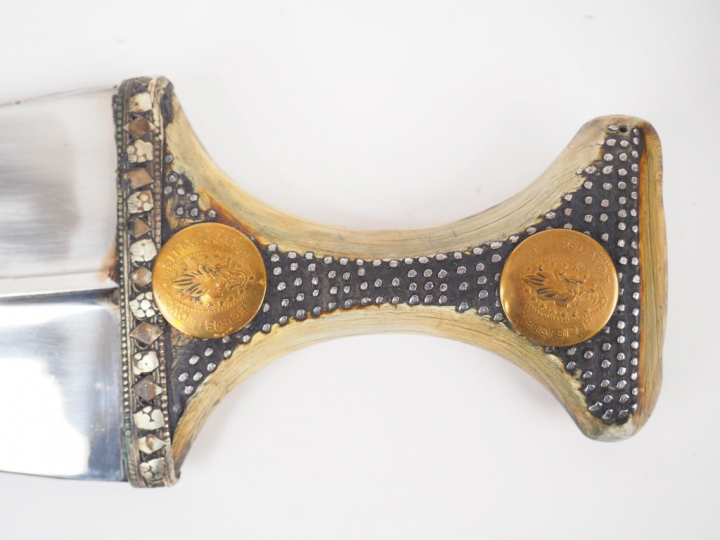 Grande Djambaya moderne du golfe persique poignée corne blonde avec sa