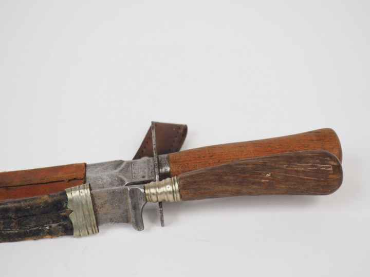 Lot de deux couteaux à lame fixe, un vengeur de 1870 fabrication « S.G