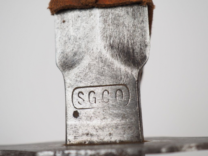 Lot de deux couteaux à lame fixe, un vengeur de 1870 fabrication « S.G