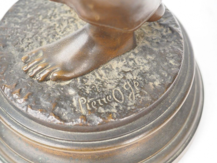 Pierre OGÉ. 'La fileuse'. Sculpture en bronze à patine brune, signée. 