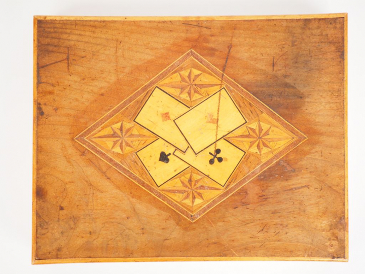 Boite à jeux XIXème en marqueterie à décor de cartes et de rosaces, av