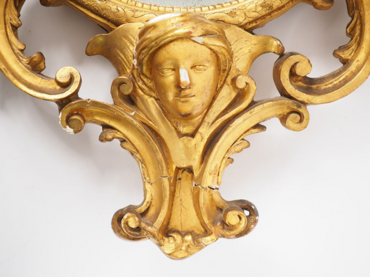 Miroir XIXème de style italien en bois et stuc doré sculpté à décor de