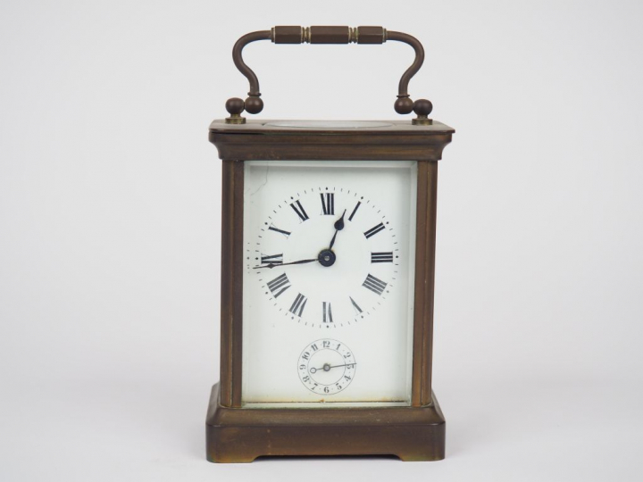 Pendulette d'officier XIXème en cristal et laiton avec sa clé. Dim. : 