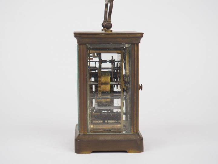 Pendulette d'officier XIXème en cristal et laiton avec sa clé. Dim. : 