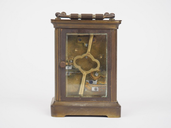 Pendulette d'officier XIXème en cristal et laiton avec sa clé. Dim. : 