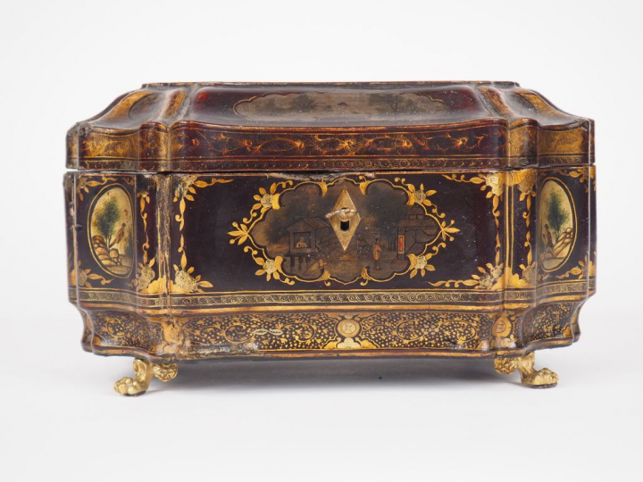 Boite à thé Napoléon III de style Extrême Orient en bois peint à décor