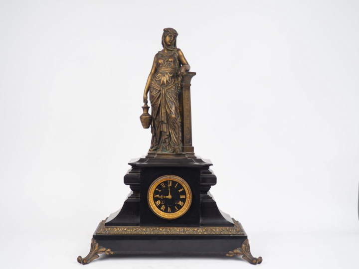 Pendule XIXème en marbre noir surmontée d'une scultpure en bronze 'La 