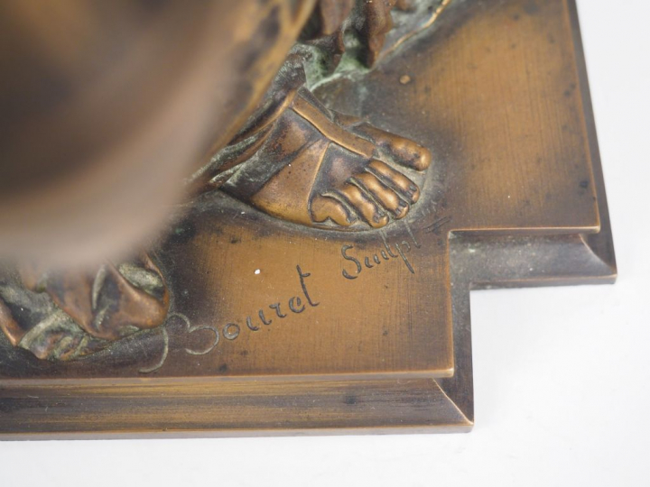 Pendule XIXème en marbre noir surmontée d'une scultpure en bronze 'La 