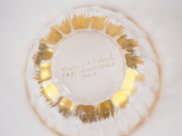 DAMON et DELENTE PARIS. Sucrier en verre soufflé, décor à facettes de 