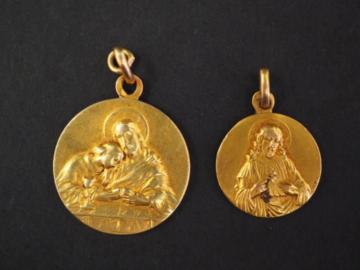 Médaille religieuse en or jaune, figurant la Sainte Cène. Diam. 2 cm P