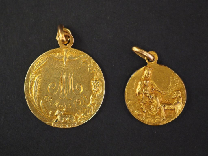 Médaille religieuse en or jaune, figurant la Sainte Cène. Diam. 2 cm P