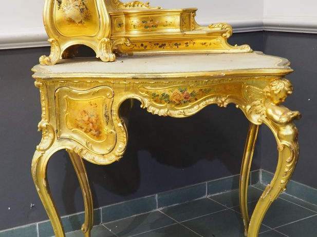 Bureau de dame de style Rocaille en bois à décor polychrome d'angelots