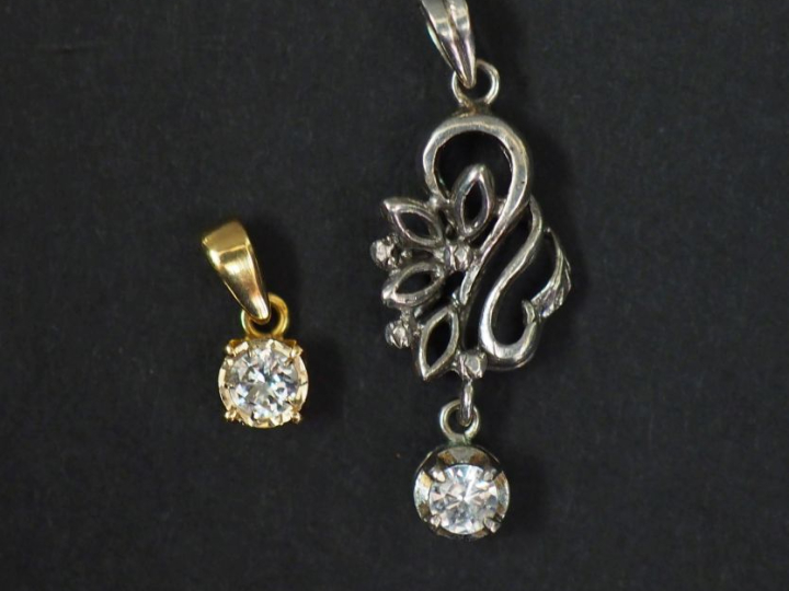 Pendentif en or jaune, serti en son centre d'un petit diamant de 0,10 