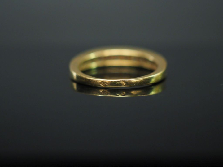 Demi alliance en or jaune et diamants. TDD. 50 Poids tel. 3,19 g