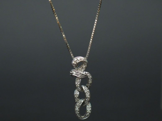 Vente aux enchères Pendentif et sa chaine en or blanc, serti de petits diamants.  Poids t