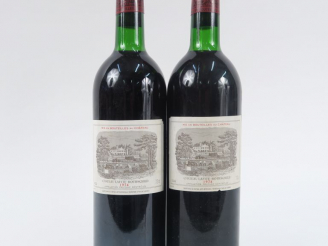 Vente aux enchères 2 BOUTEILLES CHÂTEAU LAFITE ROTHSCHILD 1er GCC PAUILLAC - 1974 - 1 BG/