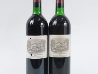 Vente aux enchères 2 BOUTEILLES CHÂTEAU LAFITE ROTHSCHILD 1er GCC PAUILLAC - 1974 - 2 LB/