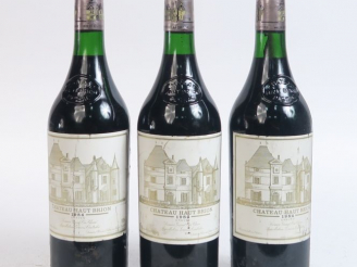 Vente aux enchères 3 BOUTEILLES CHÂTEAU HAUT BRION 1er GCC GRAVES - 1984 - 2 CM