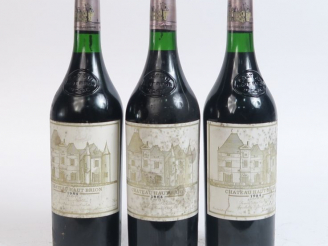 Vente aux enchères 3 BOUTEILLES CHÂTEAU HAUT BRION 1er GCC GRAVES - 1984 - 2 CM/2 ET 