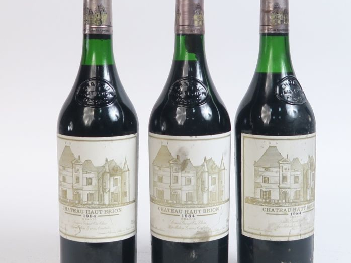 3 BOUTEILLES CHÂTEAU HAUT BRION 1er GCC GRAVES - 1984 - 1 à 2,5 CM/2 à