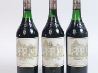 Vente aux enchères 3 BOUTEILLES CHÂTEAU HAUT BRION 1er GCC GRAVES - 1984 - 1 à 2,5 CM/2 à