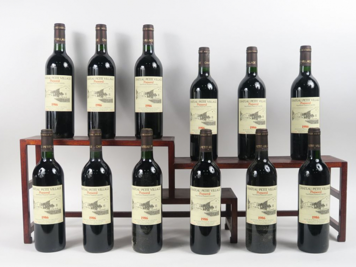 12 BOUTEILLES CHÂTEAU PETIT VILLAGE POMEROL - 1986 - CBO - BG