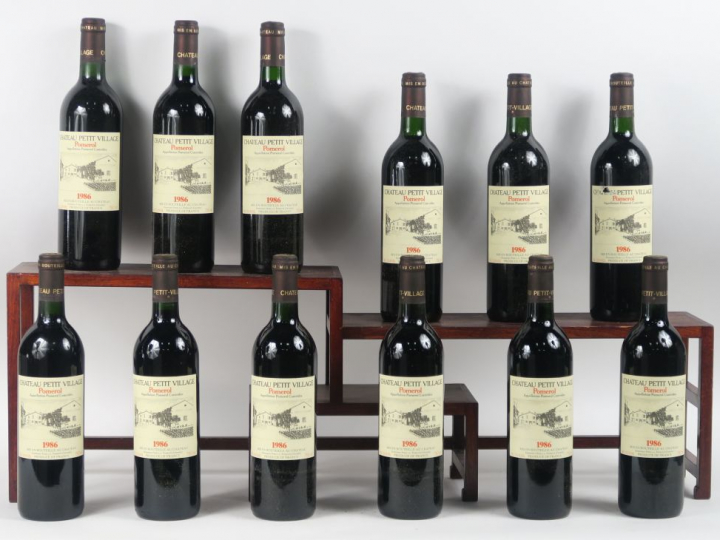 12 BOUTEILLES CHÂTEAU PETIT VILLAGE POMEROL - 1986 - CBO - BG