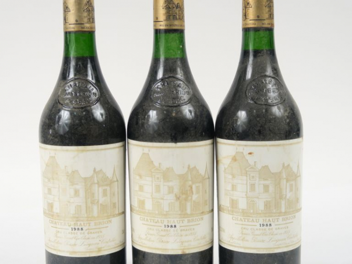 3 BOUTEILLES CHÂTEAU HAUT BRION 1er GCC GRAVES - 1988 - 1 à 2 CM/2 à 2