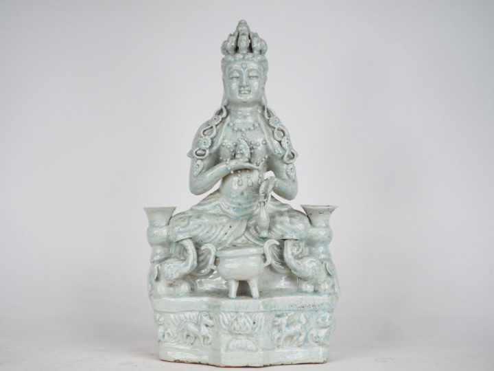 Statuette en porcelaine blanc de Chine assise en méditation tenant un 