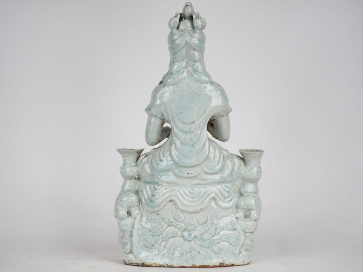Statuette en porcelaine blanc de Chine assise en méditation tenant un 