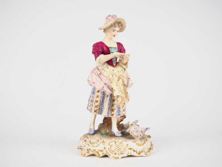 Sujet XIXème en porcelaine de Vienne figurant une jeune fille aux pige