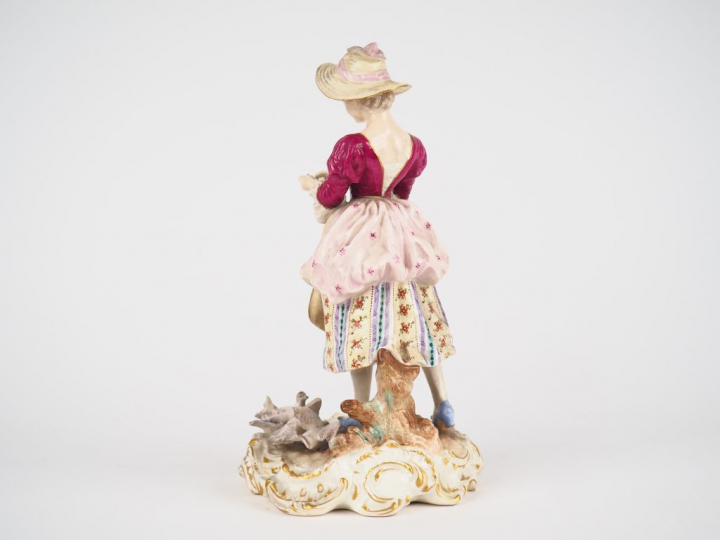 Sujet XIXème en porcelaine de Vienne figurant une jeune fille aux pige