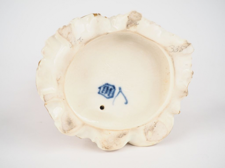 Sujet XIXème en porcelaine de Vienne figurant une jeune fille aux pige