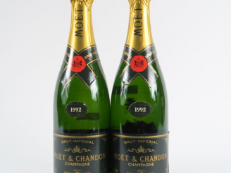 Vente aux enchères 2 BOUTEILLES CHAMPAGNE MOET   CHANDON 'BRUT IMPERIAL' - 1992