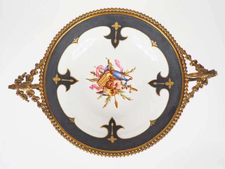 Grande coupe à anses XIXème de style Louis XVI en porcelaine et bronze