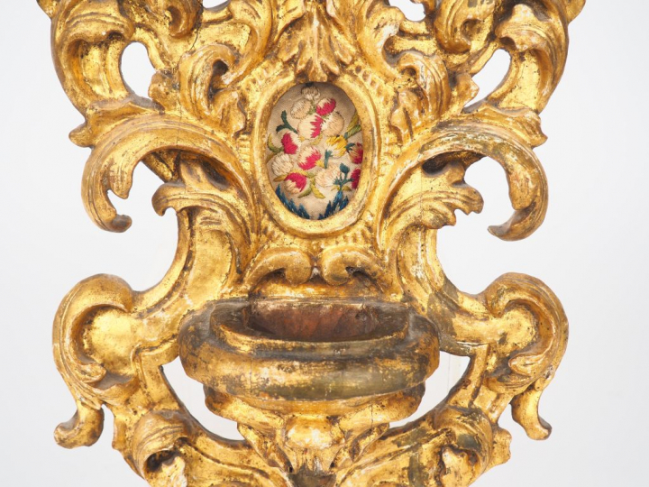 Bénitier fin XVIIIème début XIXème en bois sculpté et doré à décor ajo