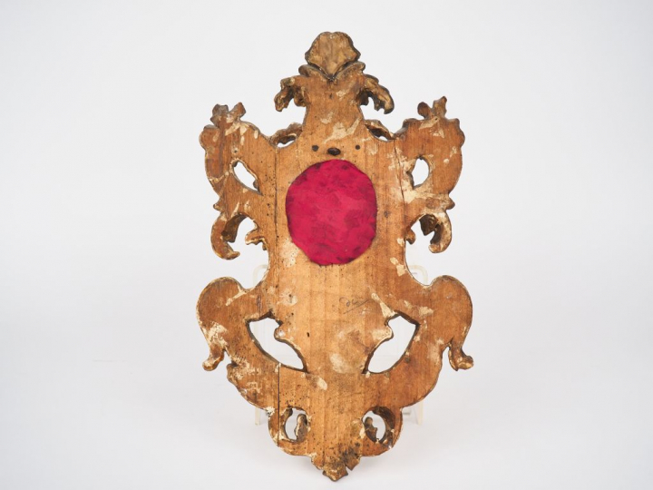 Bénitier fin XVIIIème début XIXème en bois sculpté et doré à décor ajo