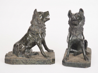 Vente aux enchères Paire de sculptures en marbre vert "chiens assis".  Dim. 27,5 x 25 x 1