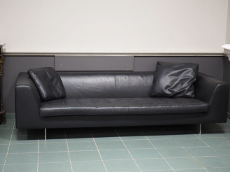Vente aux enchères Grand canapé italien de marque Alivar en cuir noir. Dim. 63 x 240 x 97