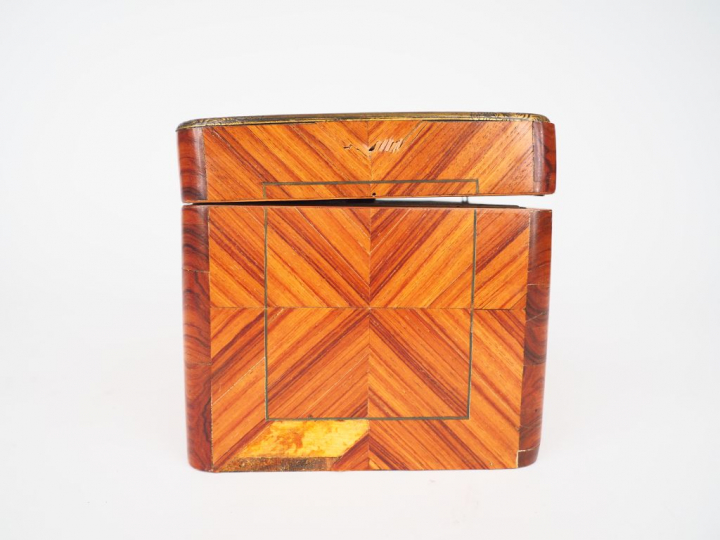 Boîte à thé XIXème de style Louis XVI en marqueterie. Dim. 12,5 x 23,5