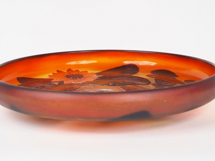 GALLE. Grand coupe sur talon en verre à décor gravé en camée et à l'ac