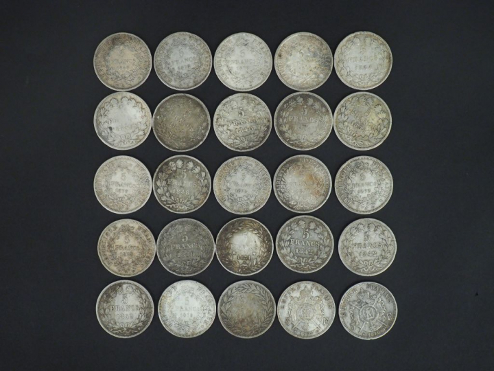 Ensemble comprenant :  - vingt-cinq pièces de 5 francs en argent, 1831