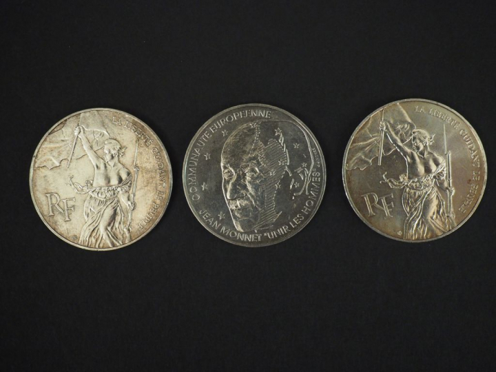 	Trois pièces de 100 francs en argent, 1992 et 1993 (x2). Poids. 45,24