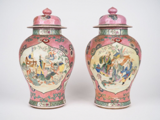 Vente aux enchères Paire de potiches couvertes en porcelaine et émaux de la famille rose 