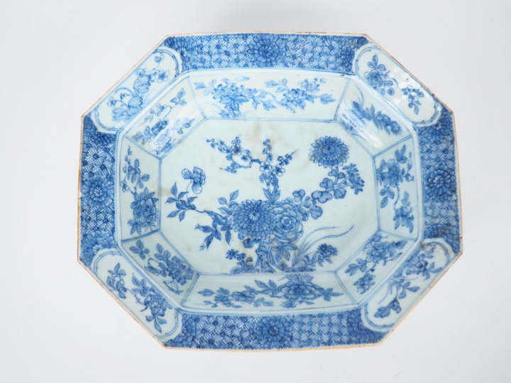 Plat creux de forme octogonale, décor de motifs de fleurs et de végéta