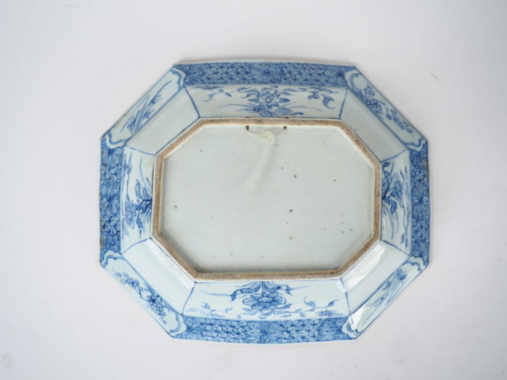 Plat creux de forme octogonale, décor de motifs de fleurs et de végéta