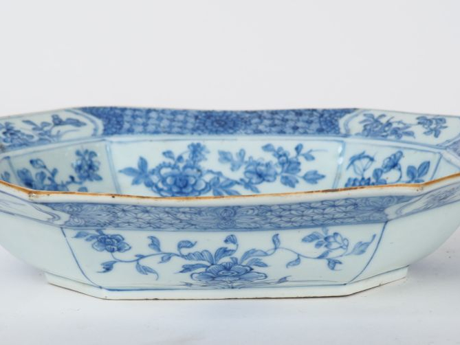 Plat creux de forme octogonale, décor de motifs de fleurs et de végéta