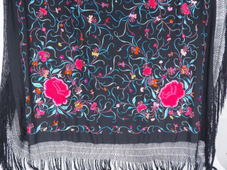 Vente aux enchères Châle brodé à décor de quatre pivoines et rinceaux polychromes sur fon